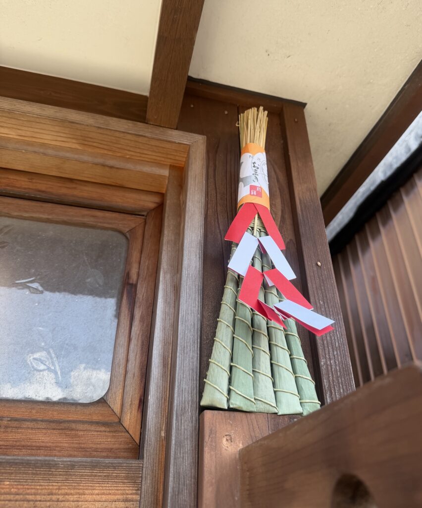 祇園祭のちまきを玄関の外側の高い位置に飾った例

私は2つ目のaltが好きかな。

「飾り方」を探している人にとって、**"高い位置"**という情報まで入っているので、画像の内容も伝わりやすいし、記事との関連性も高くなるよ。