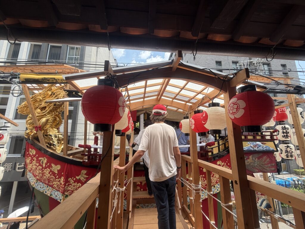祇園祭後祭の大船鉾に登拝する入口から見た船首の龍