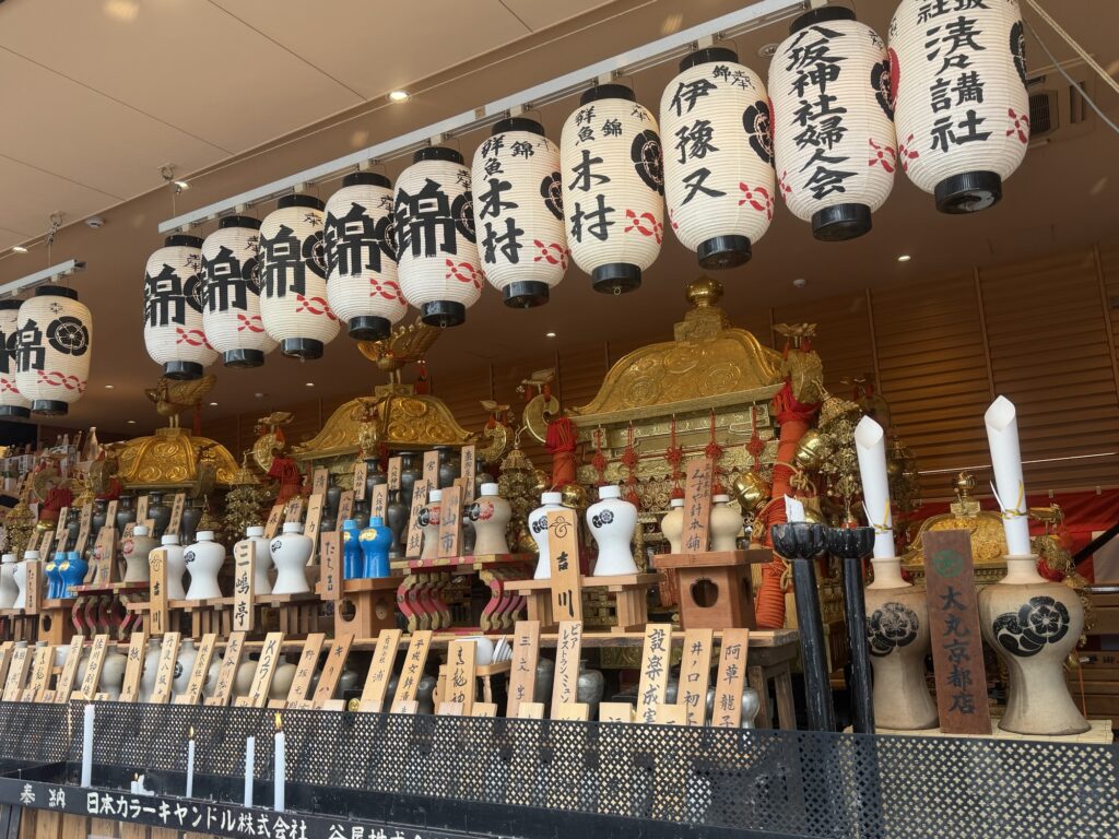 祇園祭の御旅所に鎮座する八坂神社の神輿