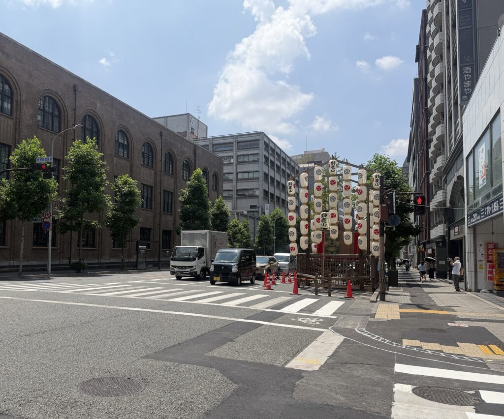 烏丸御池駅近くに建つ祇園祭後祭の鈴鹿山