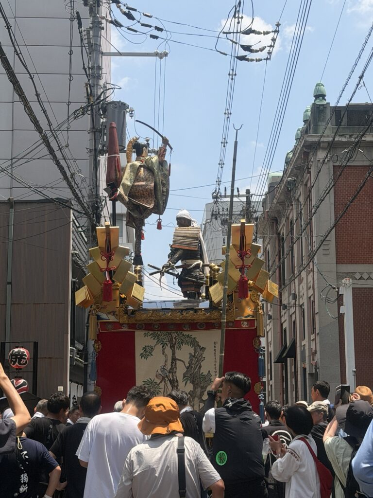 祇園祭後祭で橋弁慶山の舁き初め（試走）に出会った様子