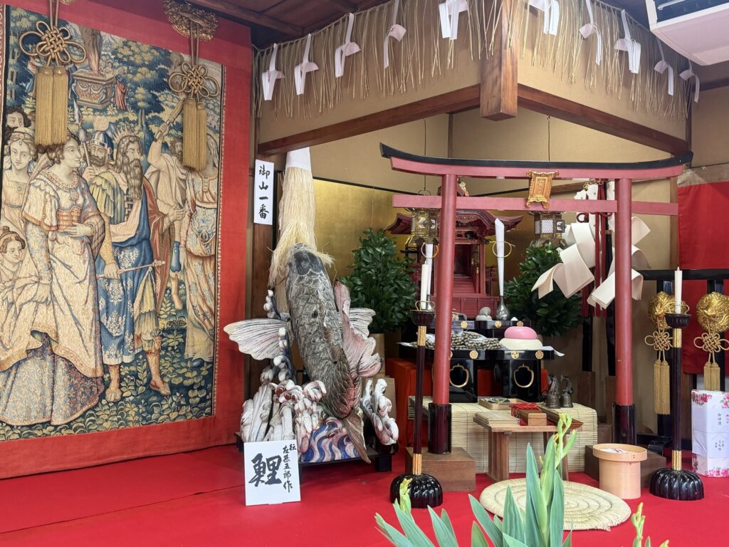 祇園祭後祭の鯉山会所に展示された御神体と懸装品