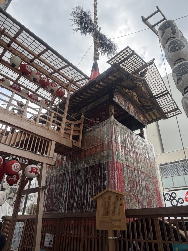 下から見上げた祇園祭の月鉾