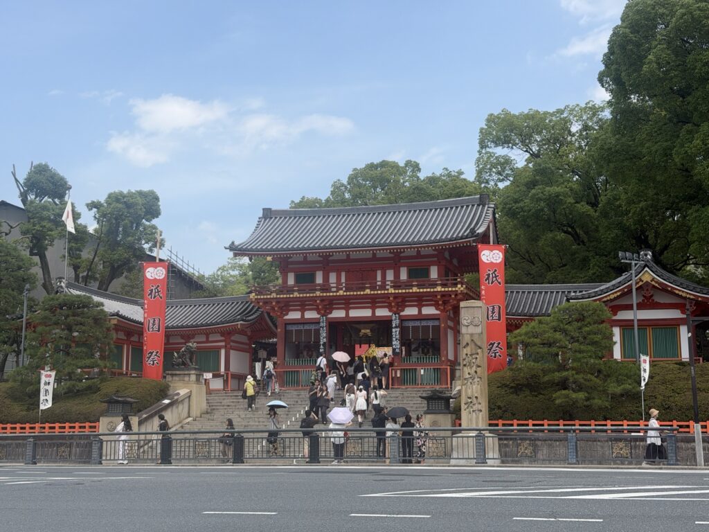 祇園祭期間中の八坂神社西楼門