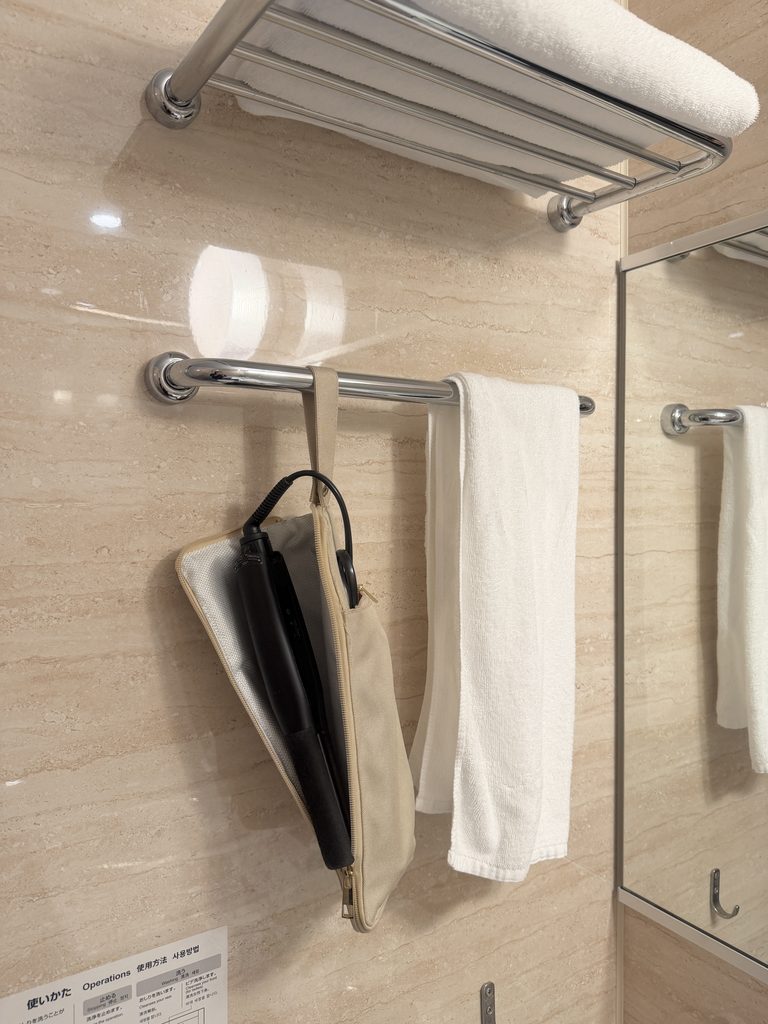 旅行先のホテルで使用しているFABOMIのヘアアイロンケース