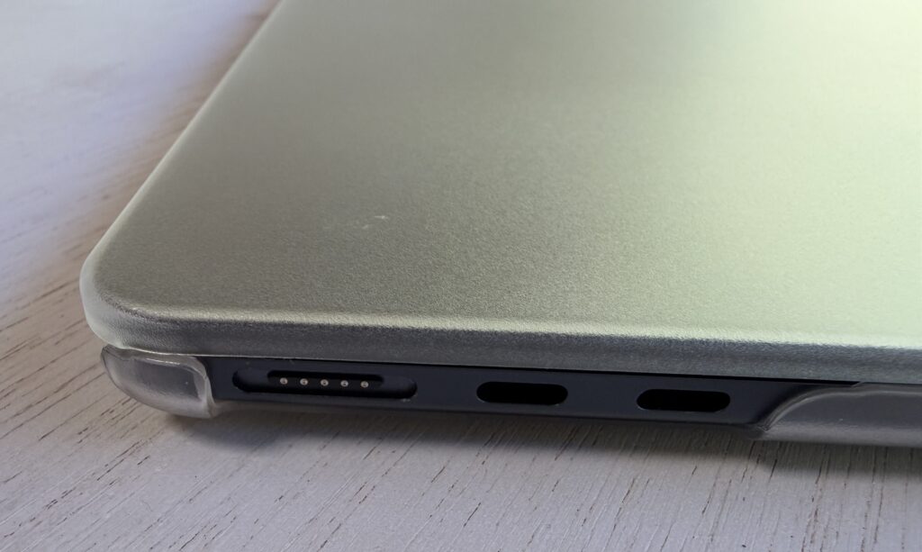 HOGOTECHのハードカバーを装着したMacBook Airの側面と厚み