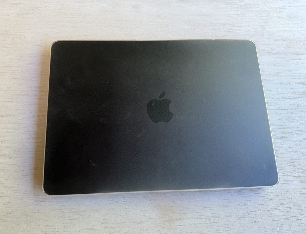 HOGOTECHのクリアマットカバーを装着したMacBook Airの全体写真