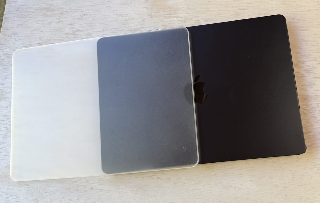 HOGOTECHのクリアマットカバー単体と装着部分、カバーなしのMacBook Airの色味を比較