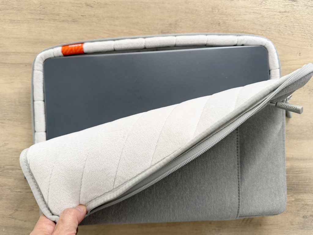 tomtocのPCケースにMacBook Airを収納した様子
