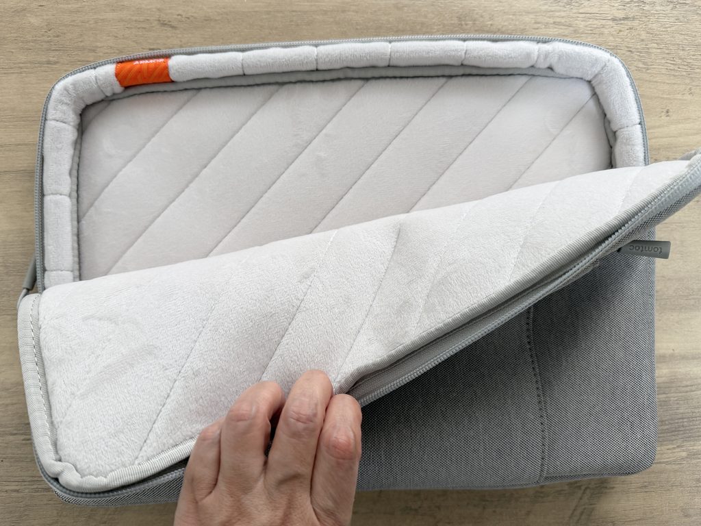 MacBookを傷から守るtomtocの柔らかい内側素材